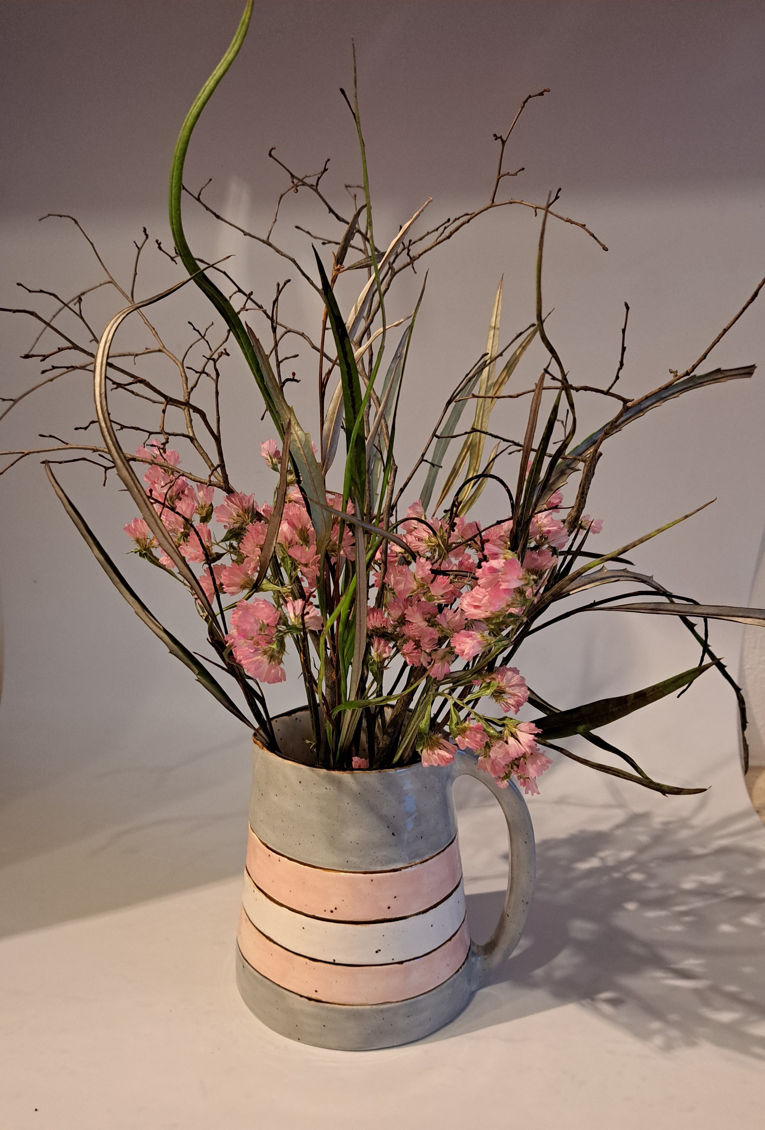 Ružový aranžmán v ružovom čajníku